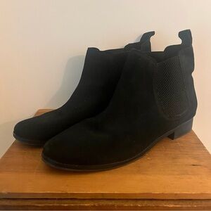 TOMS Ella Chelsea Boot Black Suede
Size 9